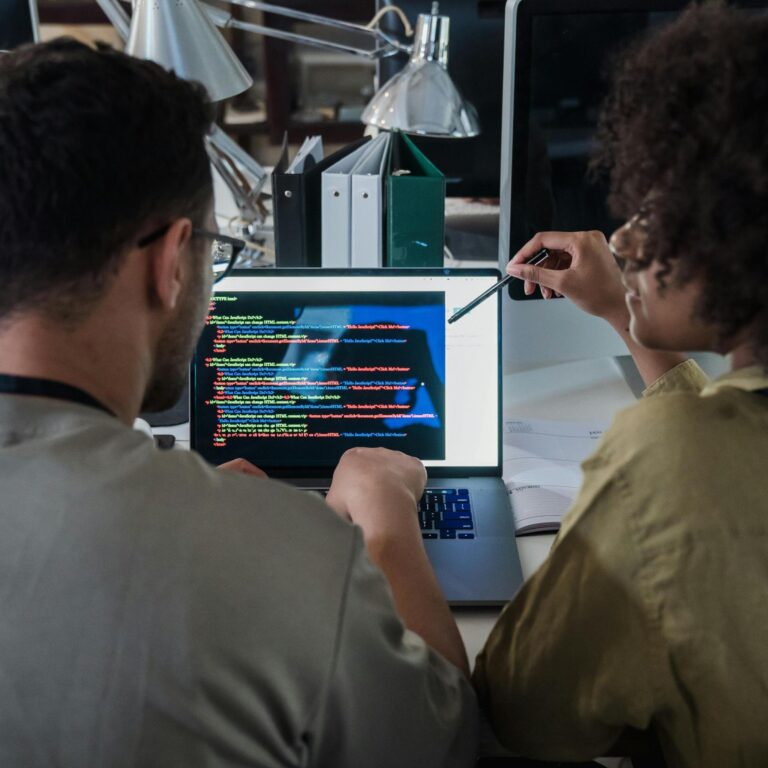 Frontierの独自技術を改善している翻訳者。