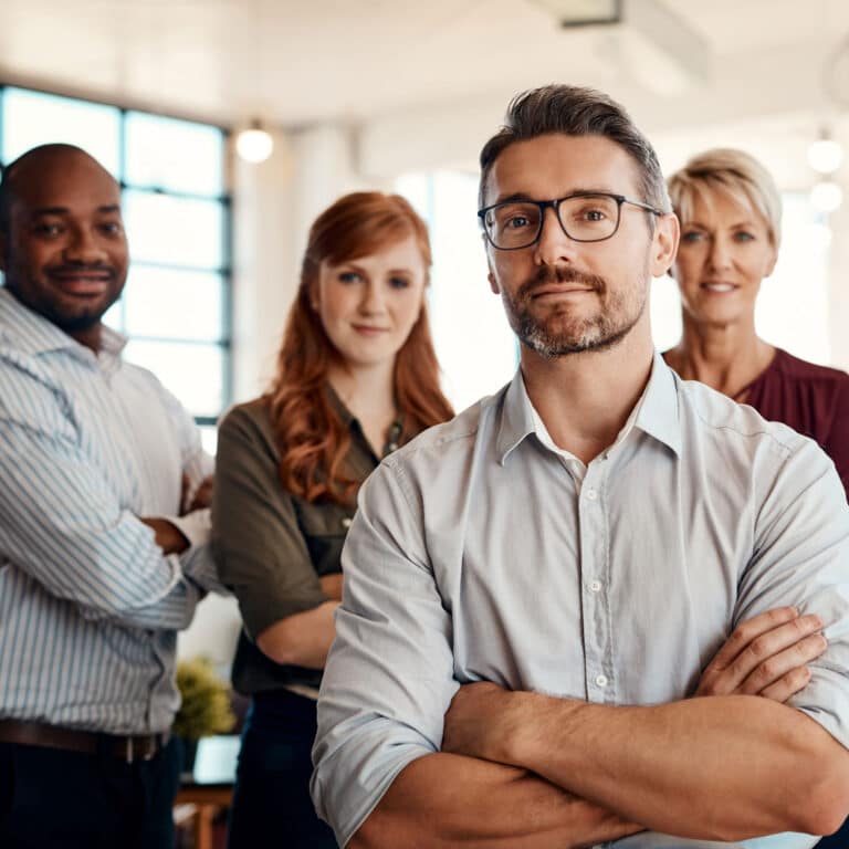 国内外の視点を持つ国際的なチームのイメージ。