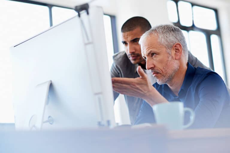 経験豊富な翻訳者2人が翻訳を作っている。