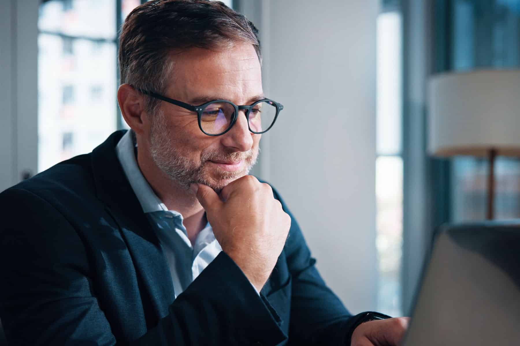 Frontierの力でビジネスの成長を検討する人。