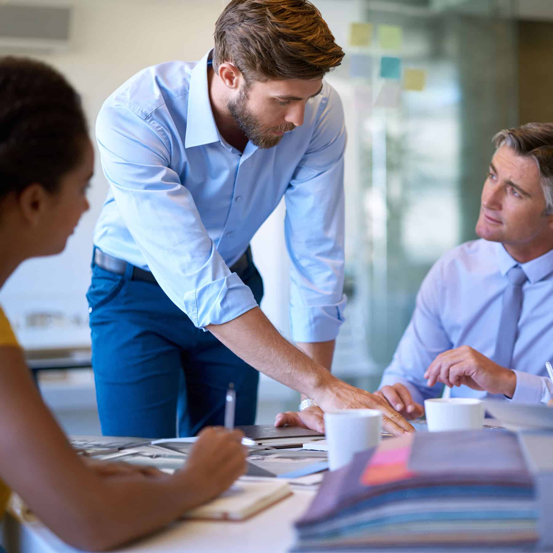 問題の本質と解決するためにやるべきことを議論するチーム。